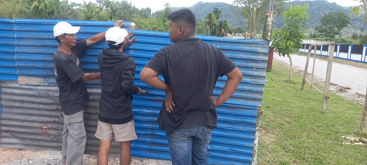 Warga blokir jalan menuju Stadion Marahaddin di Kota Solok.