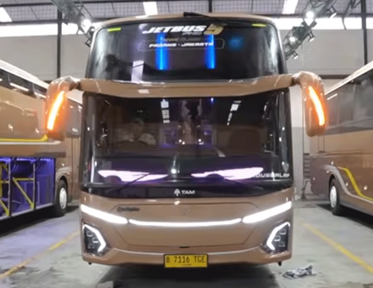 Miliki Layanan PEWE Class, Bus TAM Lintasi Sumbar-Jabodetabek Mulai 7 Januari 2026 1 Armada bus TAM untuk rute Padang-Jakarta. (YouTube Adiputro)