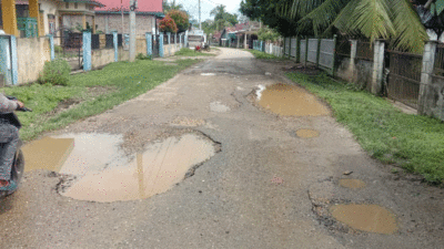 Jalan rusak di Kuansing.