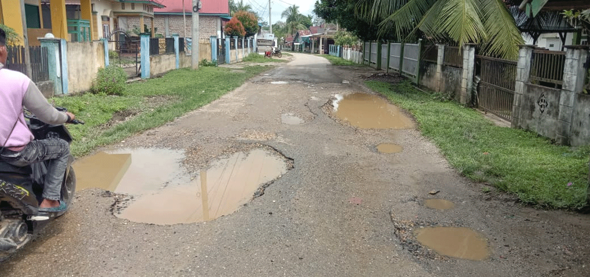 Jalan rusak di Kuansing.