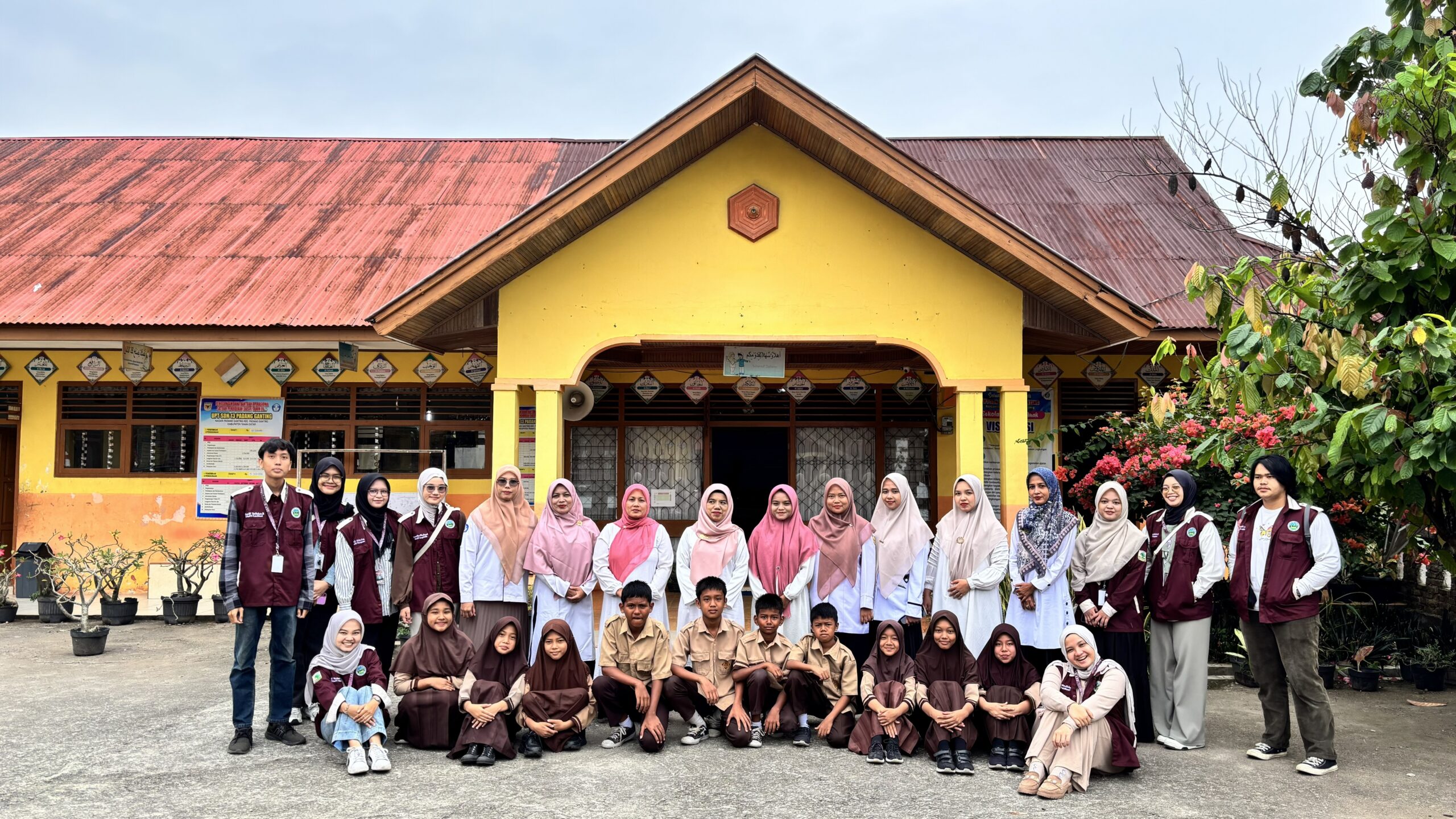 Mahasiswa bersama murid SD di Padang Ganting.