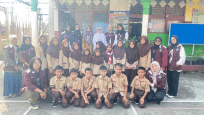Mahasiswa KKN bersama murid SD