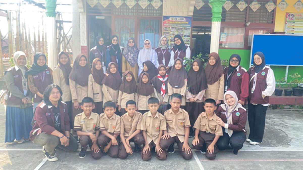 Mahasiswa KKN bersama murid SD