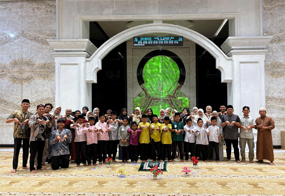 Foto bersama dengan peserta lomba