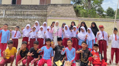 Mahasiswa KKN Unand bersama murid SD