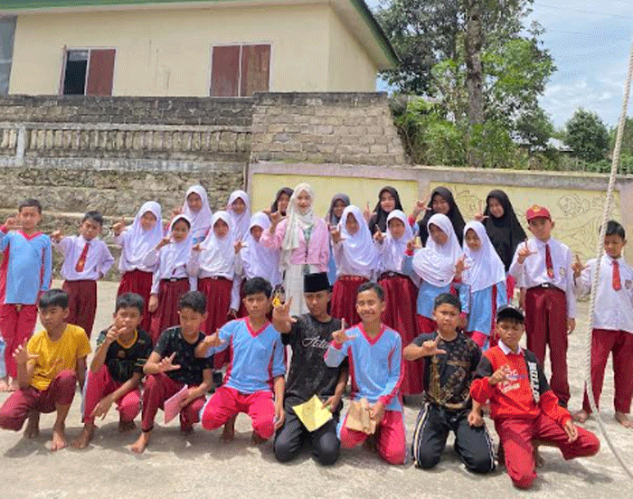 Mahasiswa KKN Unand bersama murid SD