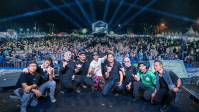 Wali Kota Riyanda bersama personel Nidji dan masyarakat yang menyaksikan konser.