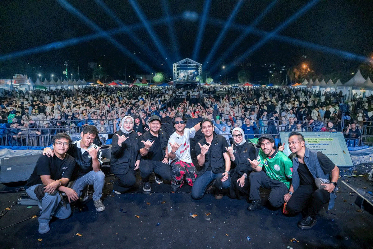 Digelar Tanpa Dana APBD, Miyor Grup Jadi Sponsor Tunggal Konser Kemanusiaan di Sawahlunto 1 Wali Kota Riyanda bersama personel Nidji dan masyarakat yang menyaksikan konser.