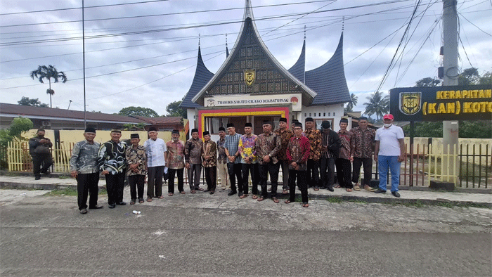 Ninik mamak dan tokoh masyarakat di depan kantor KAN.