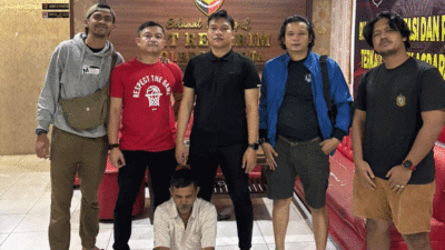 Petugas bersama terduga pelaku yang diamankan polisi.
