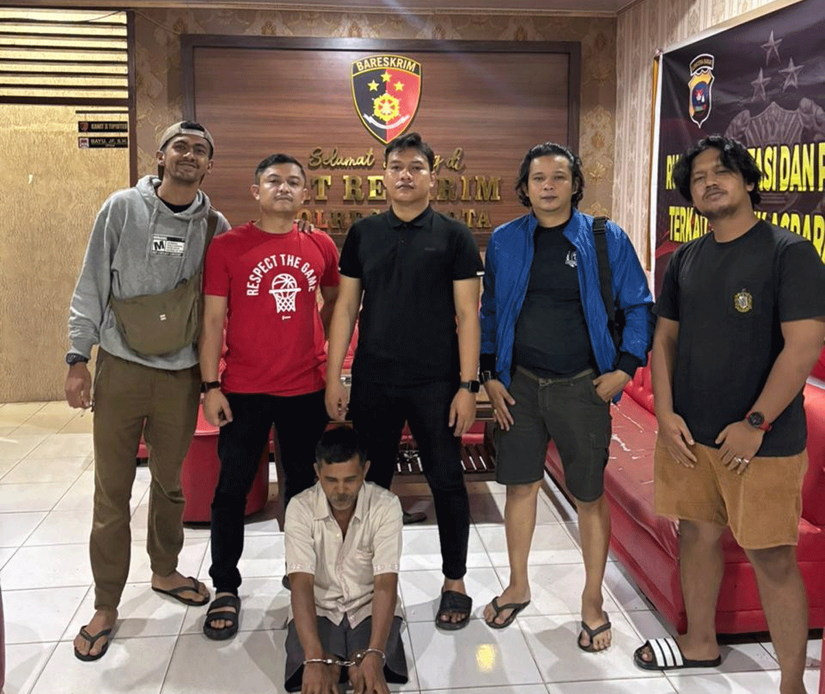 Petugas bersama terduga pelaku yang diamankan polisi.