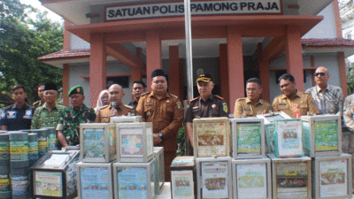 Bupati Dedy Putra memimpin konferensi pers terkait penertiban kotak amal ilegal di Kabupaten Bungo. Jumpa pers diadakan di halaman kantor Satpol-PP, Selasa (10/2/2026).