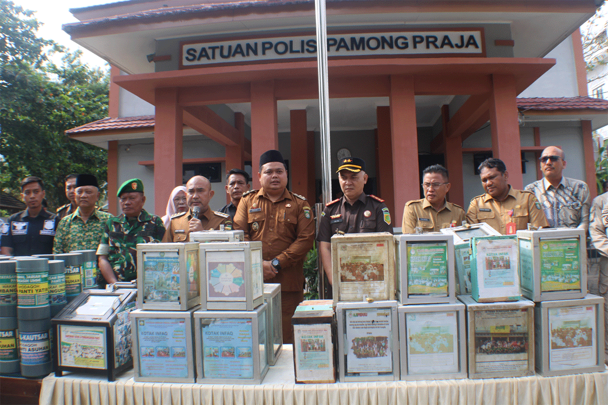 Bupati Dedy Putra memimpin konferensi pers terkait penertiban kotak amal ilegal di Kabupaten Bungo. Jumpa pers diadakan di halaman kantor Satpol-PP, Selasa (10/2/2026).