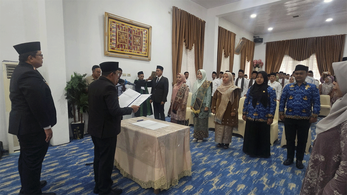 Bupati Tanah Datar Lantik Enam Pejabat, Ini Nama-namanya 1 Bupati Eka Putra lantik pejabat managerial di lingkup Pemerintah Kabupaten Tanah Datar, Jumat (13/2/2026) sore di Indojolito Batusangkar.