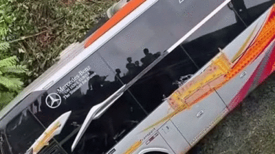Bus Miyor jurusan Padang-Jambi yang alami kecelakaan di Tebo. (foto diambil dari facebook)