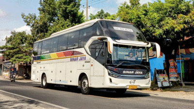 Salah satu armada bus Sinar Jaya. (mobil komersial)