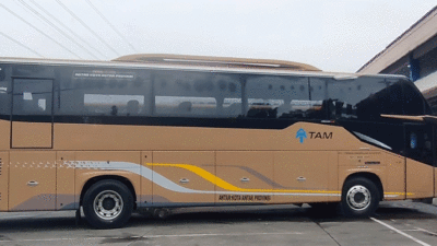 Bus TAM di Terminal Kampung Rambutan. (YouTube AIKR Arif Ichwan)