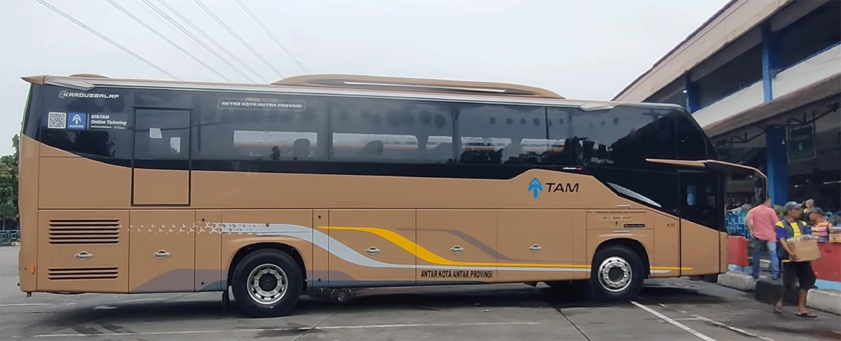 Line Perdana, Dua Bus TAM Diberangkatkan dari Jakarta ke Sumbar 1 Bus TAM di Terminal Kampung Rambutan. (YouTube AIKR Arif Ichwan)