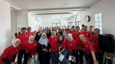 Foto bersama usai penyerahan donasi bagi korban banjir bandang.