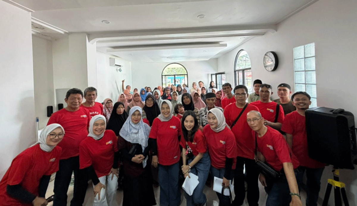 Foto bersama usai penyerahan donasi bagi korban banjir bandang.