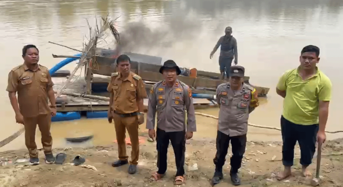 Pemusnahan rakit yang di[pakai untuk menambang emas di Batang Kuantan.