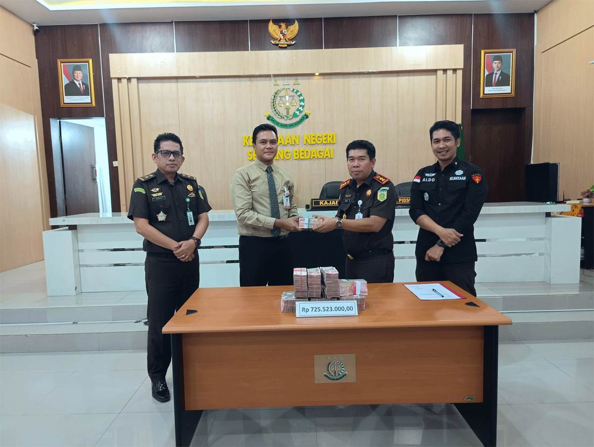 Kajari Sergai Amriyata, SH. MH didampingi Kasi Intelijen Yoppy Gumala, SH.MH, Kasi Pidsus Aguinaldo Marbun, SH.MH menyerahkan uang pengganti Rp.725.523.000 dari terpidana Selamet, Selasa (24/2/2026)