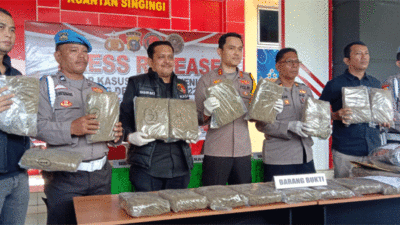 Kapolres Kuansing berikan keterangan pers terkait pengungkapan kasus narkoba.
