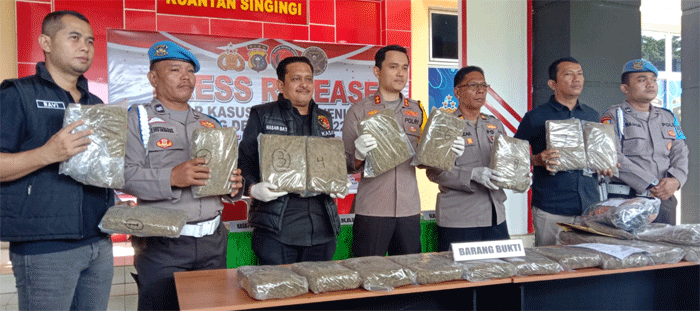 Kapolres Kuansing berikan keterangan pers terkait pengungkapan kasus narkoba.