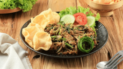 Sepiring lotek yang siap untuk disantap.