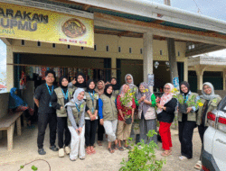 Percantik Lingkungan Nagari Jawi Jawi, DPL KKN Unand Bersama Mahasiswa KKN Salurkan Bibit Tanaman Hias
