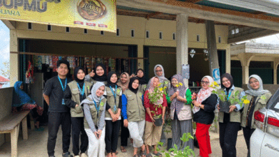 Percantik Lingkungan Nagari Jawi Jawi, DPL KKN Unand Bersama Mahasiswa KKN Salurkan Bibit Tanaman Hias