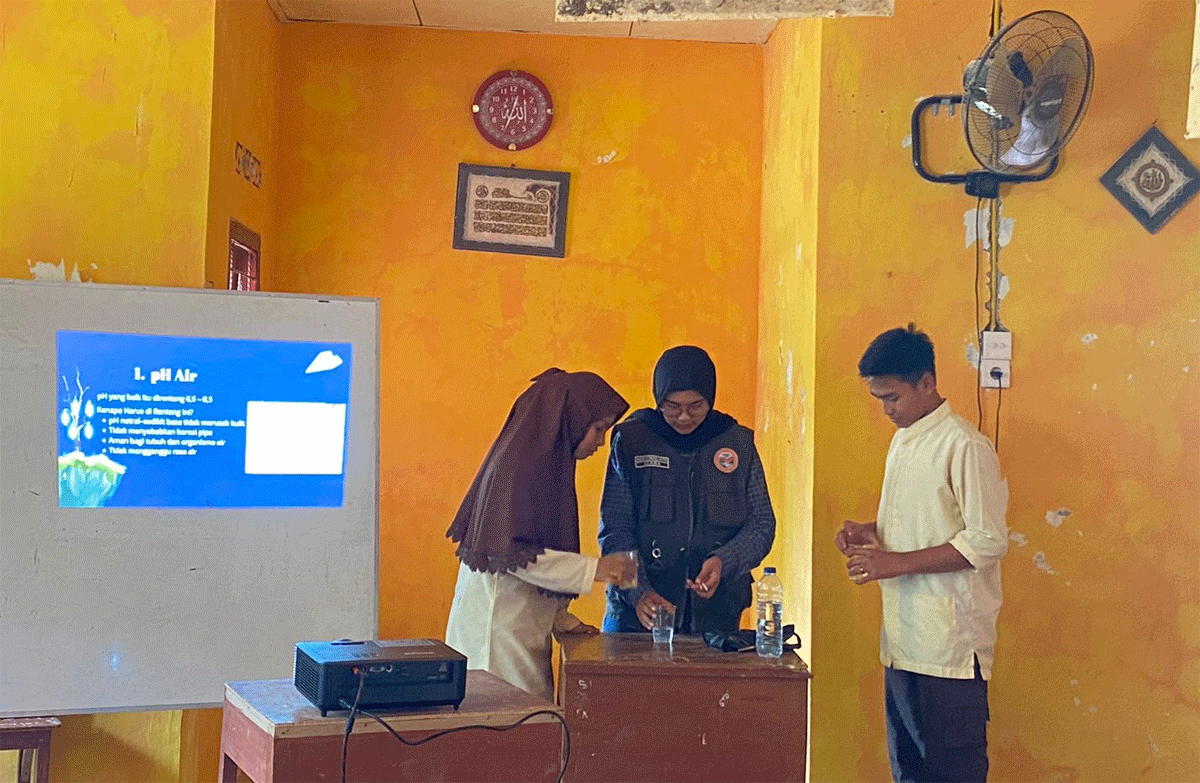 Mahasiswa KKN UNAND Reguler I Ampek Koto Palembayan dari Jurusan Kimia Melakukan Edukasi Kualitas dan Pemeriksaan Air Pascabencana Hidrometeorologi Melalui Eksperimen Kimia Sederhana 1 mahasiswa kkn 2