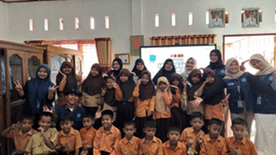 Mahasiswa KKN bersama murid SD yang ikut sosialisasi.