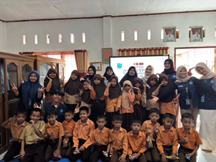 Mahasiswa KKN bersama murid SD yang ikut sosialisasi.