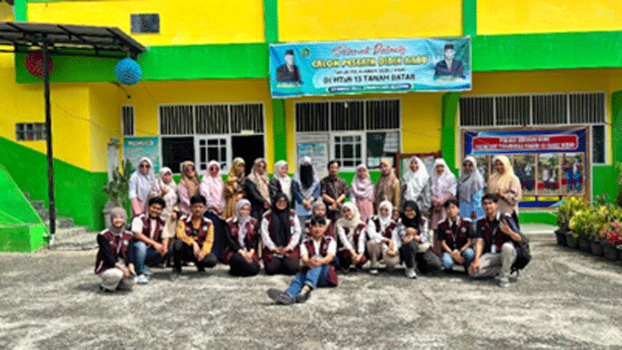Mahasiswa bersama pelajar yang ukit sosialisasi.
