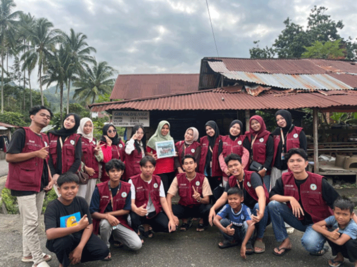 Mahasiswa KKN foto bersama