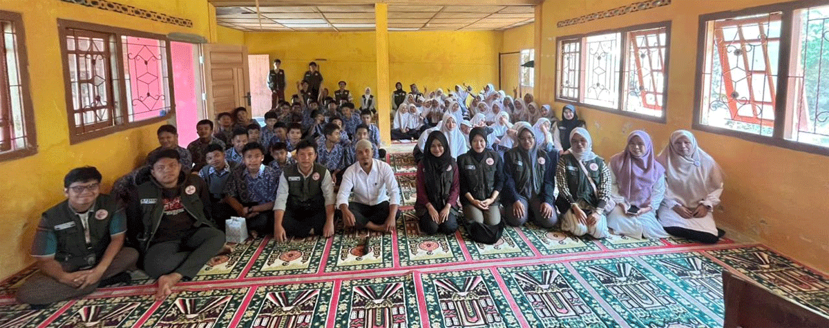 Mahasiswa KKN UNAND Reguler I Ampek Koto Palembayan dari Jurusan Sastra Jepang Kenalkan Dasar Bahasa dan Budaya Jepang 1 Mahasiswa KKN Unand bersama peserta sosialisasi.
