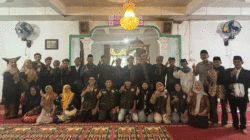 Mahasiswa dan masyarakat foto bersama usai sosialisasi.