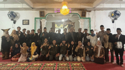 Mahasiswa dan masyarakat foto bersama usai sosialisasi.
