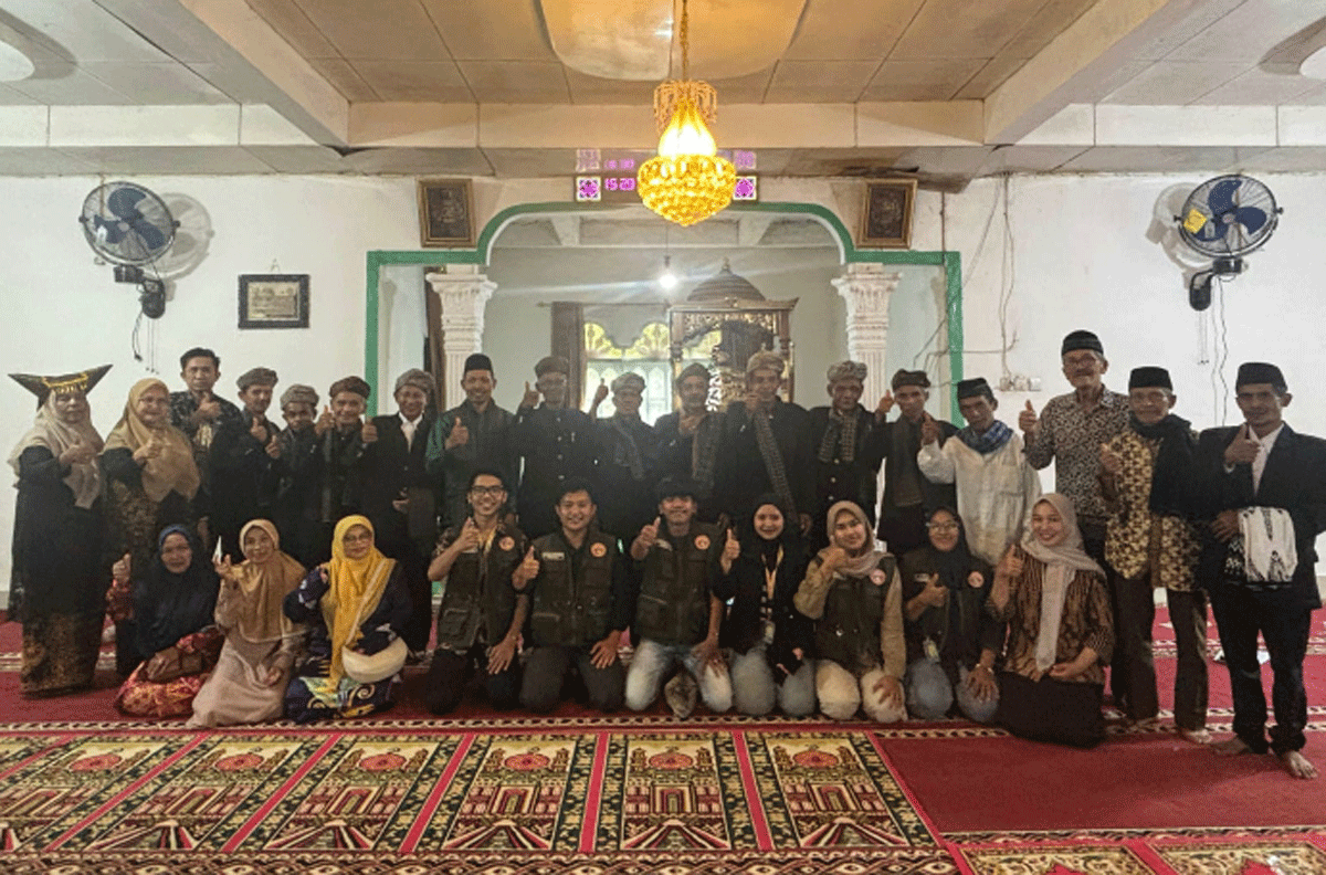 Mahasiswa KKN Universitas Andalas Reguler I Ampek Koto Palembayan Sosialisasikan Hukum Pentingnya Pendaftaran Tanah Ulayat 1 Mahasiswa dan masyarakat foto bersama usai sosialisasi.