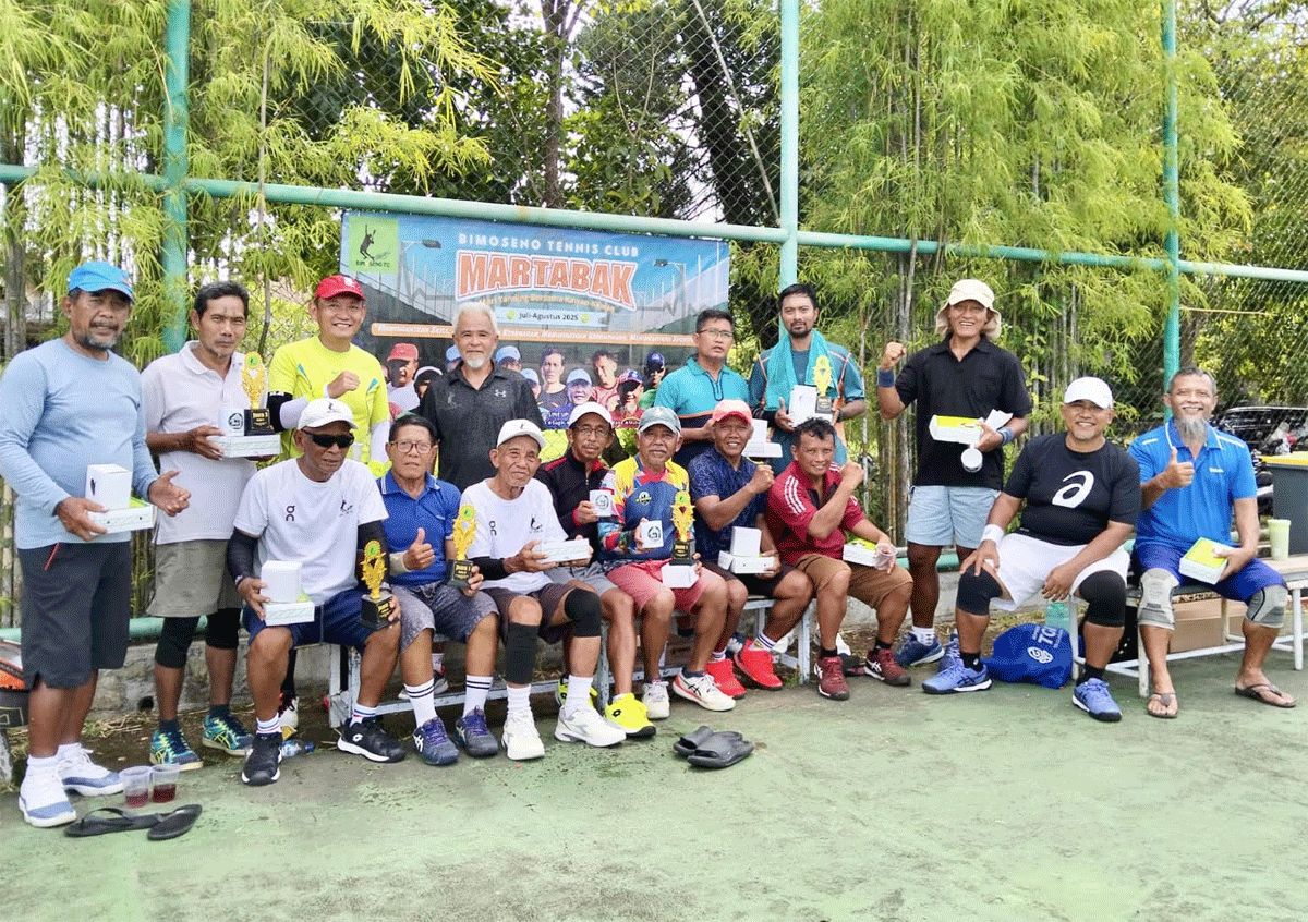 Foto bersama usai penyerahan hadiah.