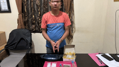 Terduga pelaku bersama barang bukti yang diamankan polisi