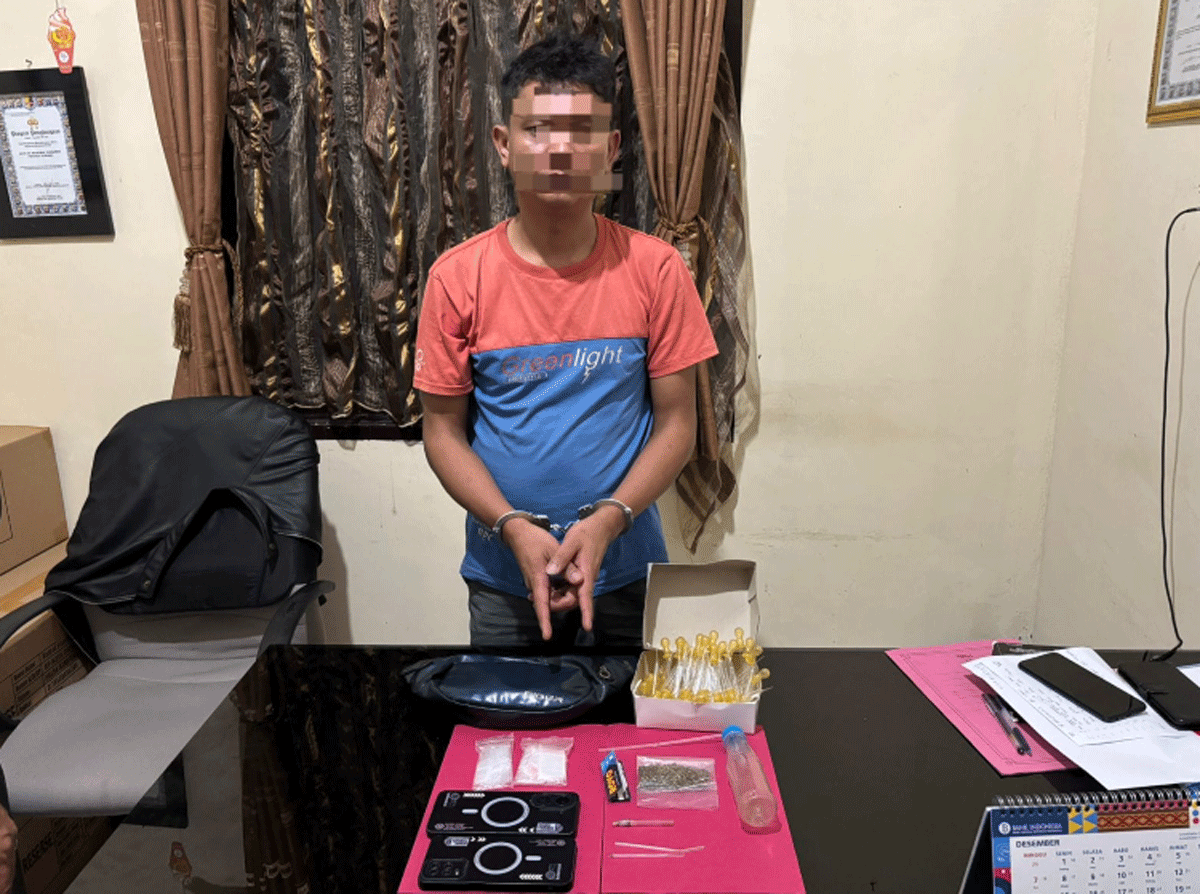 Terduga pelaku bersama barang bukti yang diamankan polisi