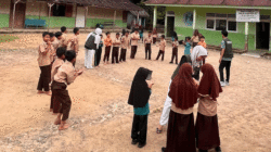 Mahasiswa KKN bersama murid SD