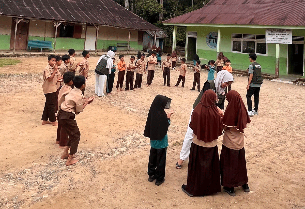 Mahasiswa KKN bersama murid SD