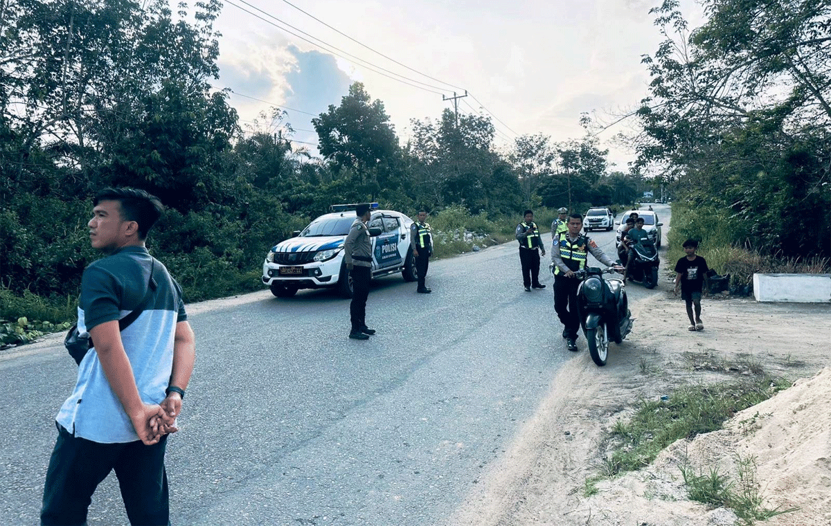 Cegah aksi balap liar menjelang berbuka puasa, Satlantas Polres Dharmasraya adakan razia di jalan baru, Kecamatan Pulau Punjung, Sabtu(21/2/2026).