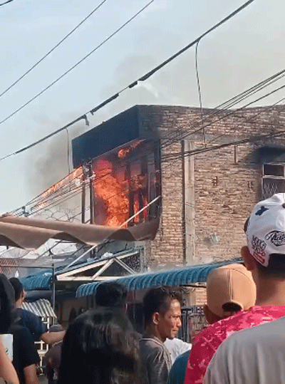 Sebuah ruko terbakar di Tanjung Beringin, Sumatera Utara.