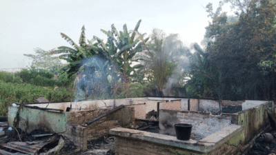 Rumah dibakar OTK tinggal puing.