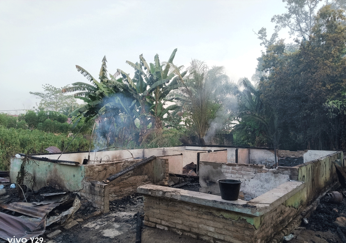 Rumah dibakar OTK tinggal puing.