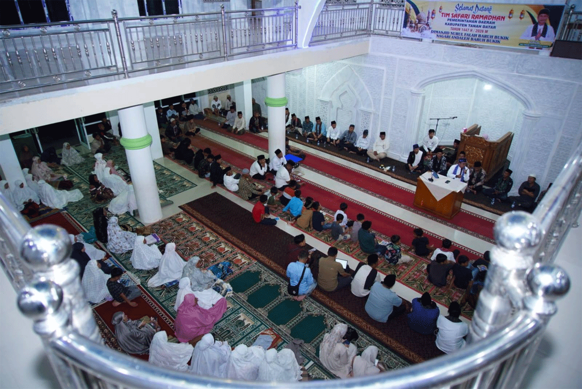 Bupati Eka Putra pimpin Tim Ramadan Kabupaten Tanah Datar ke Masjid Nurul Falah, Jumat (27/2/2026) malam. (prokopim)